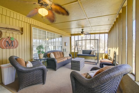 Deck & Fire Pit! Cabin Half-Mi to Tunica Lake House in Mississippi