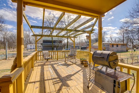Deck & Fire Pit! Cabin Half-Mi to Tunica Lake House in Mississippi