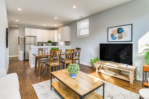 Walk to Blue Line: Sleek Apartment in Bucktown! Apartment in Bucktown