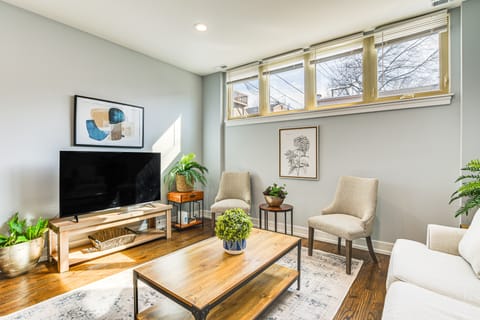 Walk to Blue Line: Sleek Apartment in Bucktown! Apartment in Bucktown