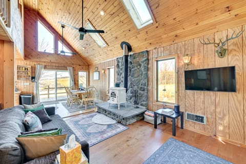 3 Mi to Catskill Trail: Stamford Cottage w/ Views Cottage in Capital District, NY, USA