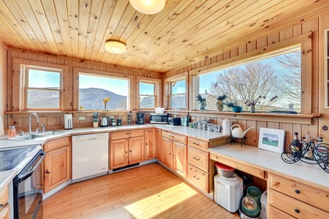 3 Mi to Catskill Trail: Stamford Cottage w/ Views Cottage in Capital District, NY, USA