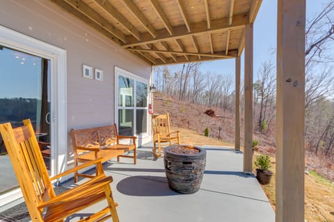 11 Mi to Dtwn Ellijay: Newly Built Modern Cabin! House in Georgia