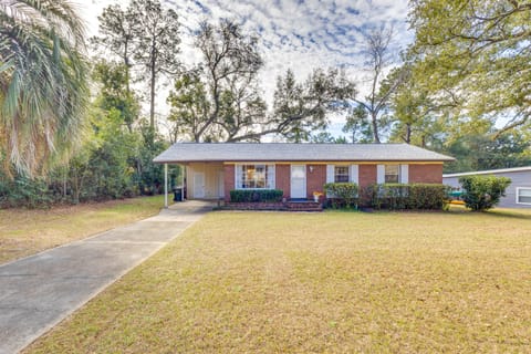 4 Mi to FSU! Family Gem w/ Deck in Tallahassee House in Tallahassee