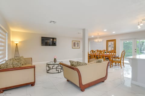 8 Mi to Wynwood: Waterfront Retreat w/ Lanai House in Golden Glades