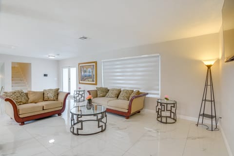 8 Mi to Wynwood: Waterfront Retreat w/ Lanai House in Golden Glades