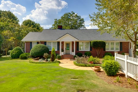 3 Mi to Dtwn Greer: Mountain-View Home! House in Greer