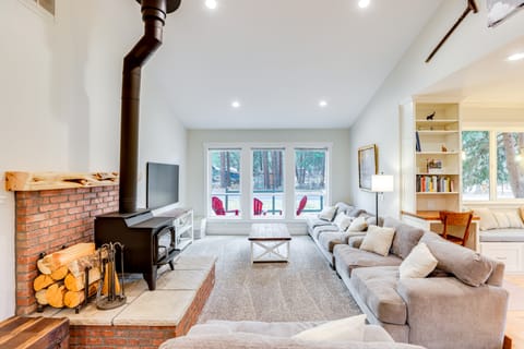 3 Mi to Old Mill District: Family Retreat w/ Yard House in Deschutes River Woods