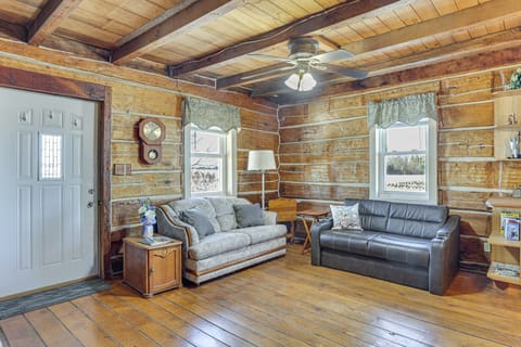 Historical Log Cabin on 80 Acres in Hartford! House in Wisconsin