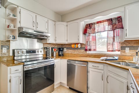 Pet-Friendly Home w/ Pool & BBQ in Largo House in Largo