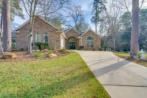 Spacious & Modern Home in Montgomery w/ Deck! House in Lake Conroe