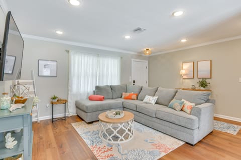 2 Mi to Shore: Modern Retreat in Fort Walton Beach House in Wright