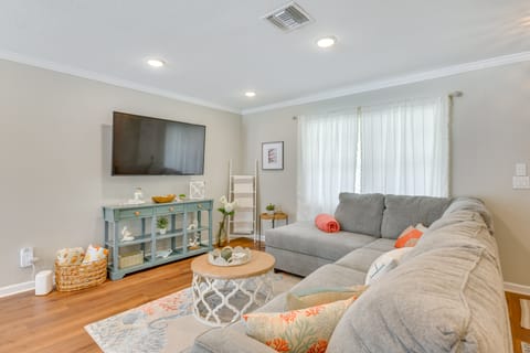 2 Mi to Shore: Modern Retreat in Fort Walton Beach House in Wright