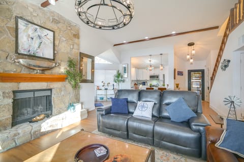 Luxe Lake Granbury Retreat: Dock, Deck & Game Room House in Granbury