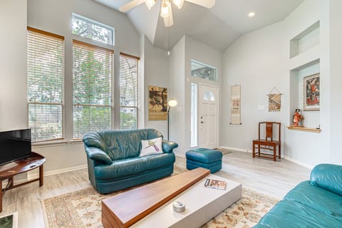 Hot Tub, Fire Pit: Retreat in The Woodlands! House in The Woodlands