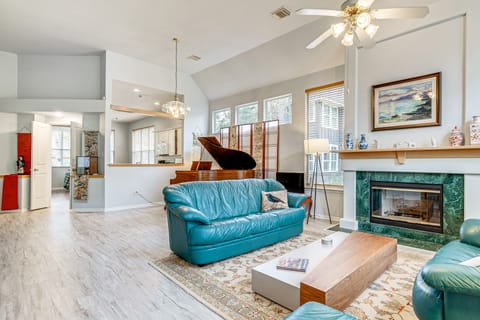 Hot Tub, Fire Pit: Retreat in The Woodlands! House in The Woodlands