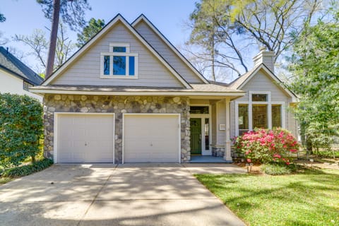Hot Tub, Fire Pit: Retreat in The Woodlands! House in The Woodlands