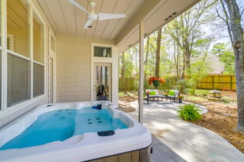 Hot Tub, Fire Pit: Retreat in The Woodlands! House in The Woodlands