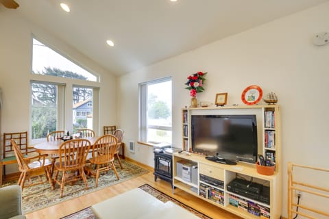 1 Block to Twin Rocks Beach: Pet-Friendly Cottage Cottage in Washington