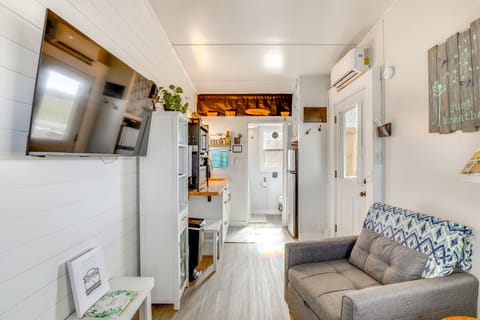 8 Mi to Cathedral Caverns: Tiny Home Hideaway Cottage in Alabama