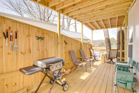 8 Mi to Cathedral Caverns: Tiny Home Hideaway Cottage in Alabama