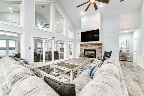 Massive Lake Views & Stunning Sunsets: Waverly Gem House in Tennessee