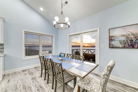 Massive Lake Views & Stunning Sunsets: Waverly Gem House in Tennessee