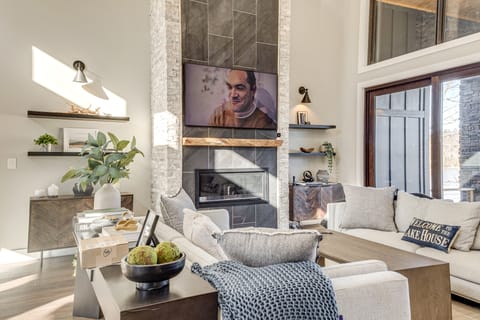 Lakefront Gem: Dock & Hot Tub in Jacksboro House in LaFollette