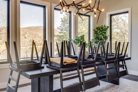 Lakefront Gem: Dock & Hot Tub in Jacksboro House in LaFollette