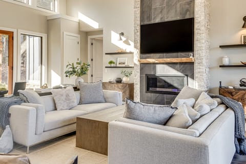 Lakefront Gem: Dock & Hot Tub in Jacksboro House in LaFollette