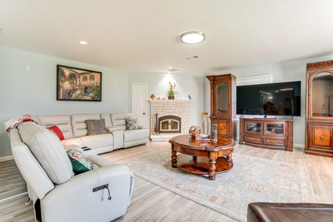 Hot Tub & Fenced Yard: Dog-Friendly Gem in Denison House in Lake Texoma