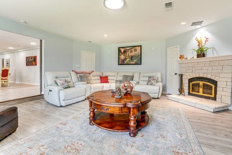 Hot Tub & Fenced Yard: Dog-Friendly Gem in Denison House in Lake Texoma