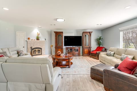 Hot Tub & Fenced Yard: Dog-Friendly Gem in Denison House in Lake Texoma