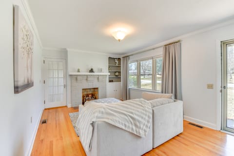 1 Mi to Dwtn Shops & Dining: Spacious Family Home House in Lake Hartwell