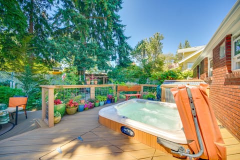 6 Mi to Dtwn Seattle: Walkable Home w/ Hot Tub House in Ballard