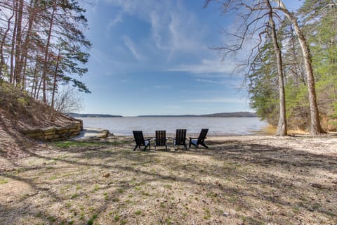 Private Dock & River Views: Modern Gem in Waterloo House in Pickwick Lake