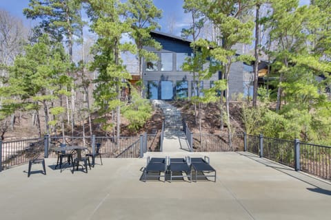 Private Dock & River Views: Modern Gem in Waterloo House in Pickwick Lake