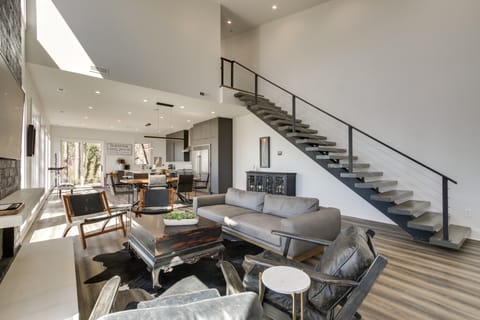 Private Dock & River Views: Modern Gem in Waterloo House in Pickwick Lake