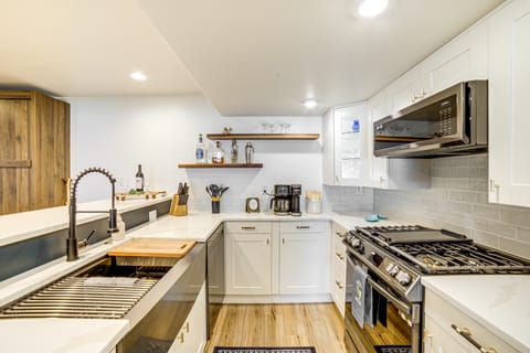 Waterfront Clarklake Apt w/ Hot Tub & Fireplace Apartment in Ohio