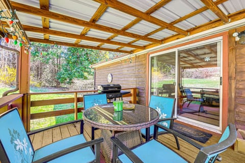 Fire Pit & Decks: Creekside Cabin in Robbinsville House in Stecoah