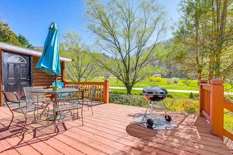 Fire Pit & Decks: Creekside Cabin in Robbinsville House in Stecoah