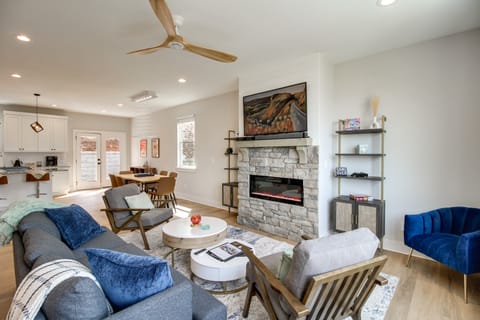 6 Mi to Chattanooga: Home w/ Balcony & Dtwn Views! House in Rossville