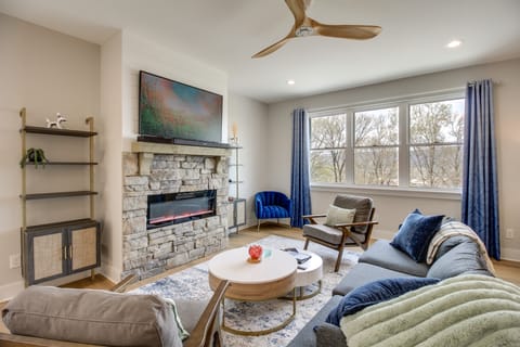 6 Mi to Chattanooga: Home w/ Balcony & Dtwn Views! House in Rossville