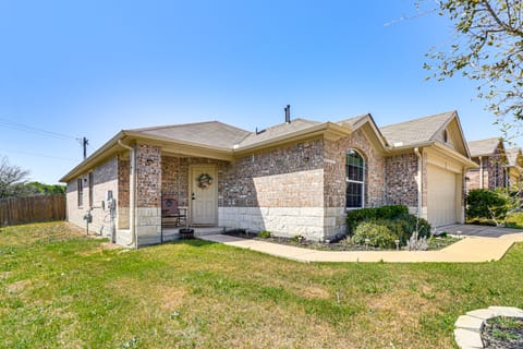 Shop, Dine & Unwind: Pet-Friendly Home in Austin! House in Austin