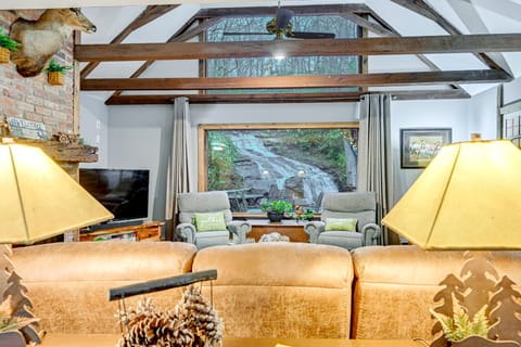 Hidden Gem Falls Cabin w/ Creek & Game Room House in Tennessee