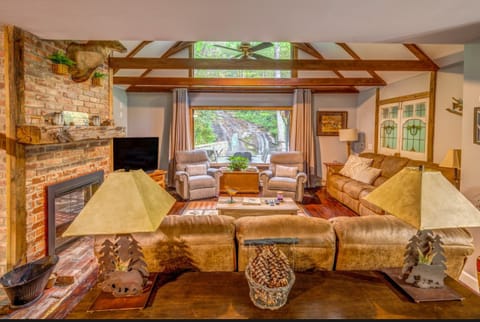 Hidden Gem Falls Cabin w/ Creek & Game Room House in Tennessee