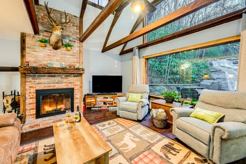 Hidden Gem Falls Cabin w/ Creek & Game Room House in Tennessee