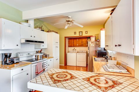 SeaTac Home w/ Patio & Grill - 3 Mi to Airport! House in SeaTac