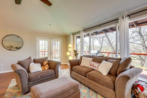 Creekside Cottage w/ Deck & Hot Tub in Belton House in Belton