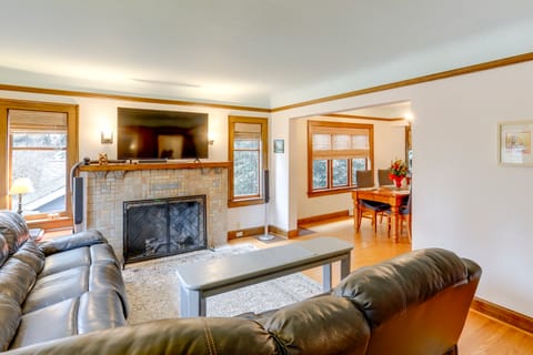 Charming Tudor-Style Apt Near Green Lake! Apartment in Green Lake